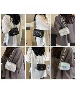 Collage de sac matelassé à chaîne présenté en noir et argenté irisé élégant