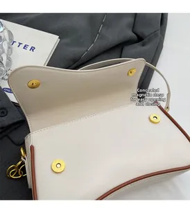 Detail der cremefarbenen Satteltasche mit Magnetverschlüssen und braunen Kanten