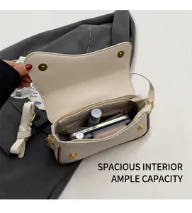 Makroaufnahme der cremefarbenen Ledertasche mit Reißverschluss und Magnetverschluss