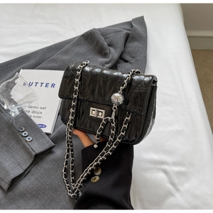 Détails du sac bandoulière matelassé noir avec finitions argentées et chaîne en métal
