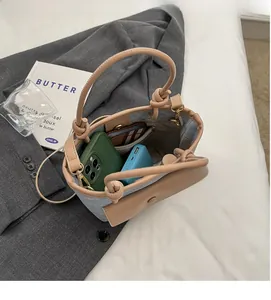 Détail de l'intérieur du sac seau spacieux montrant l'espace pour téléphone et portefeuille
