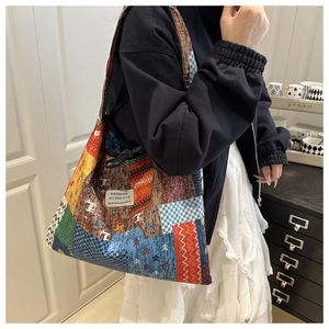 Detail einer Boho-Patchwork-Tragetasche aus Segeltuch mit bunten Mustern und Stoffetikett