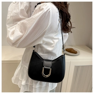 Details der schwarzen minimalistischen PU-Mondtasche mit eleganter goldener U-Schnalle