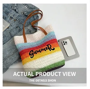 Vue détaillée du sac cabas en paille rayé arc-en-ciel avec broderie Summer et anses en cuir