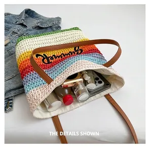 Vue de dessus d'un grand sac cabas en paille arc-en-ciel avec broderie Summer et anses en cuir