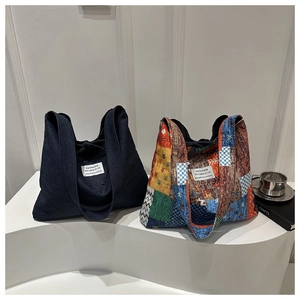 Detail von Denim- und Patchwork-Stofftaschen mit breiten Trägern und Stoffstrukturen