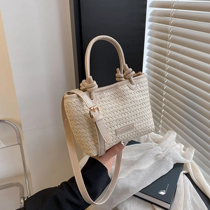 Sac seau chic en paille tissée crème avec poignée en cuir nouée et bandoulière