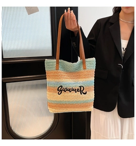 Détail du sac de plage tissé coloré avec broderie Summer et anses en cuir marron
