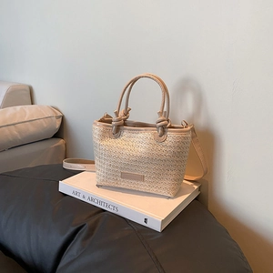 Sac seau en paille tressée pastorale avec poignées en cuir contrasté et bandoulière