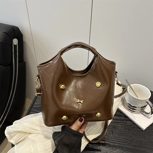 Sac panier en cuir marron foncé avec breloques dorées de chiot et bandoulière réglable