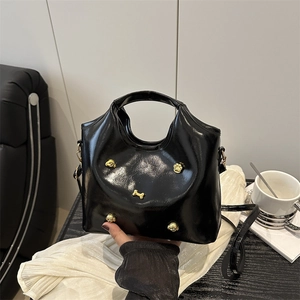 Sac seau noir brillant avec ornements de chien dorés et bandoulière réglable