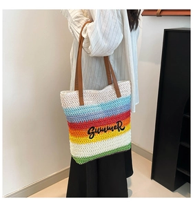 Détail du cabas de plage tissé multicolore avec broderie Summer et anses en cuir