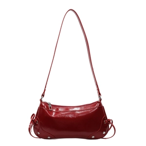 Borsa a spalla in ecopelle rosso scuro lucida con dettagli a fiocco e borchie
