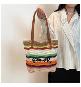Détail du sac cabas tissé à rayures colorées avec broderie Summer et anses en cuir