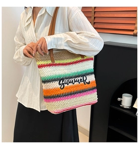 Gros plan d'un sac de plage tissé à rayures colorées avec broderie Summer noire chic