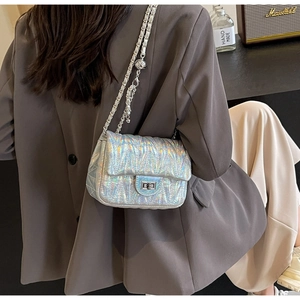 Détail du sac matelassé holographique laser avec boucle argentée et effet métallique