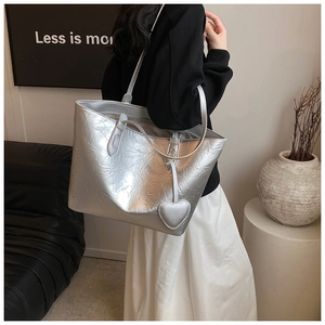 Detailaufnahme der großen silbernen Tragetasche mit Crinkle-Metallic-Effekt und Herz