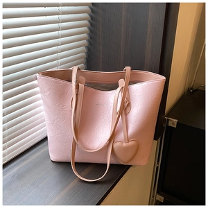 Rosafarbene Tote Bag aus Kunstleder mit Knitteroptik und herzförmigem Anhänger-Detail