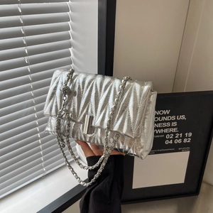 Sac à bandoulière argenté métallisé avec plis et chaîne au style moderne chic