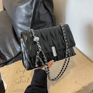 Sac bandoulière noir matelassé en similicuir avec chaîne argentée et boule en métal