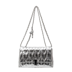 Petit sac bandoulière argenté matelassé avec chaîne ajustable et design plissé