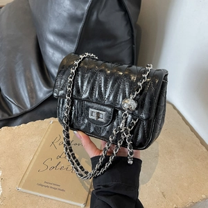 Sac à chaîne matelassé noir à la mode avec boucle argentée et cuir brillant froissé