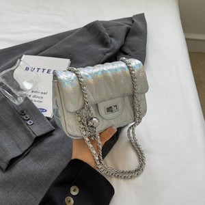 Sac à bandoulière matelassé argenté holographique avec chaîne et fermoir rotatif