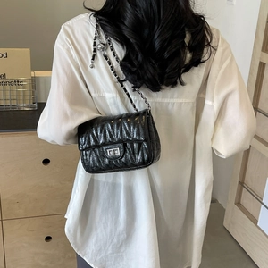 Sac à chaîne en cuir matelassé noir pour femme avec coutures en V et fermoir argenté