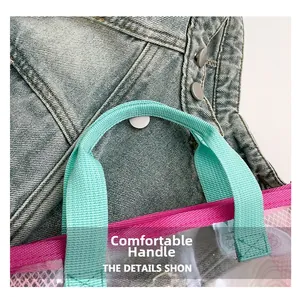 Detail van mintgroene nylon handgrepen met magenta mesh en helder PVC op de handtas