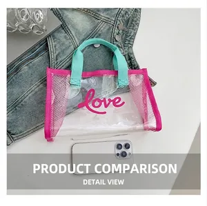 Detail van de roze transparante PVC draagtas met Love-print en mesh zijpanelen