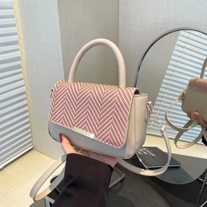 Sac bandoulière beige chic avec rabat tissé chevrons et boucle en métal doré