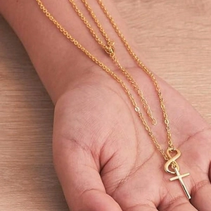 Collana dorata con ciondolo infinito e croce su catena sottile per donna alla moda