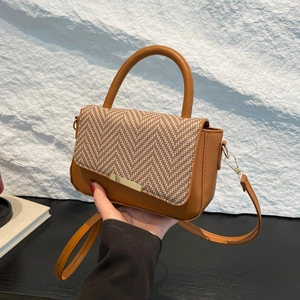 Sac bandoulière en cuir marron avec rabat à chevrons et bordure en métal doré