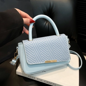 Sac à bandoulière bleu clair avec rabat tissé et détails métalliques dorés chic