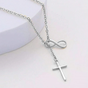 Collana a Y minimalista in argento con simbolo dell'infinito e pendente a croce