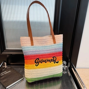 Sac de plage tressé arc-en-ciel avec broderie SUMMER et anses marron élégantes