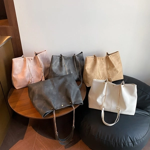 Bolso tote minimalista de cuero sintético en cinco colores con cadena para mujer