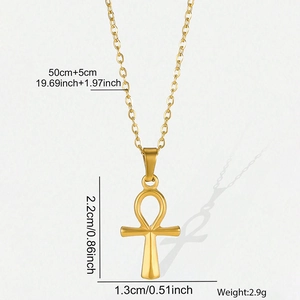 Collier pendentif croix Ankh en acier inoxydable doré avec chaîne de 50cm sur fond blanc