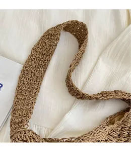 Détail de la poignée du cabas en paille tissé à la main avec doublure en tissu