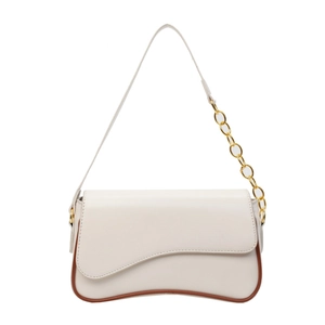 Minimalistische weiße Schultertasche mit Wellenboden und goldener Gliederkette