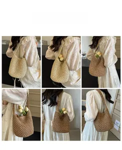 Détails du sac seau en paille tissée avec accent floral sous différents angles de vue