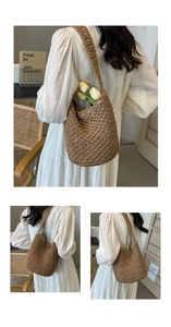 Détail d'un sac cabas en paille tressée marron avec maille ajourée et bandoulière
