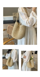 Gros plan détaillé montrant la texture au crochet et la grande capacité de ce sac fourre-tout