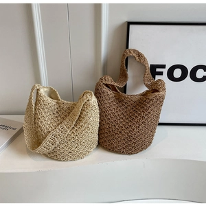 Détail de sacs seaux tressés en beige et marron avec texture faite main et larges poignées