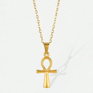 Collier avec pendentif croix Ankh en acier inoxydable doré poli sur une chaîne fine