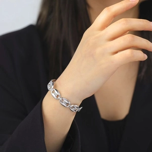 Bracelet à maillons Maillon argentés au design grain de café poli porté par un mannequin