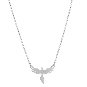 Gros plan d'un pendentif phénix en argent aux ailes minimalistes sur une fine chaîne