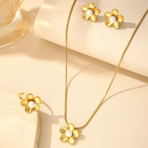 Minimalist 18k gold plated stainless steel flower jewelry set with pearls for women