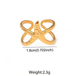 Détail de la bague étoile de mer dorée montrant le diamètre de 1,8 cm et le poids