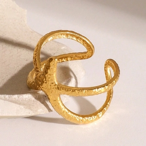Bague étoile de mer dorée avec texture martelée sur pierre blanche pour vacances à la mer